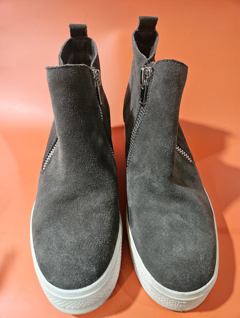 Steve Madden double zipper Leather sneakers.. EUC. size 9.5 Womens (Bin20)